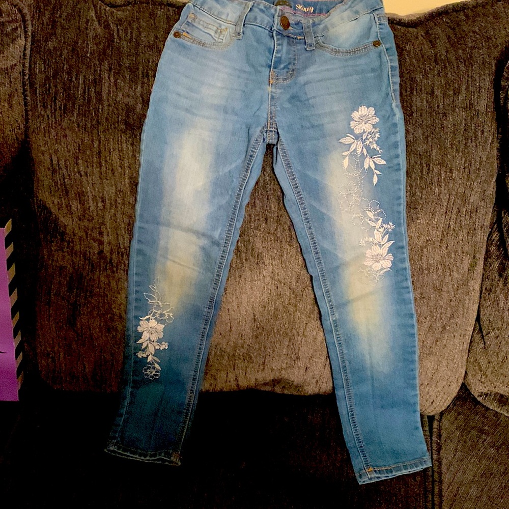 4 for $20- add to bundle and make an offer. Adjustable Lee size 7 skinny jeans